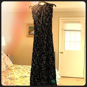 Long sleeveless dress